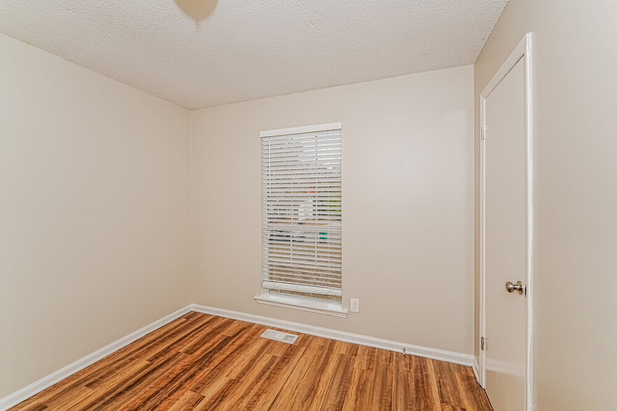 Building Photo - 1325 Turf Dr