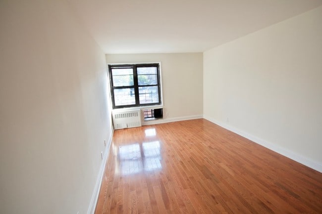 Building Photo - 200 W Kingsbridge Rd