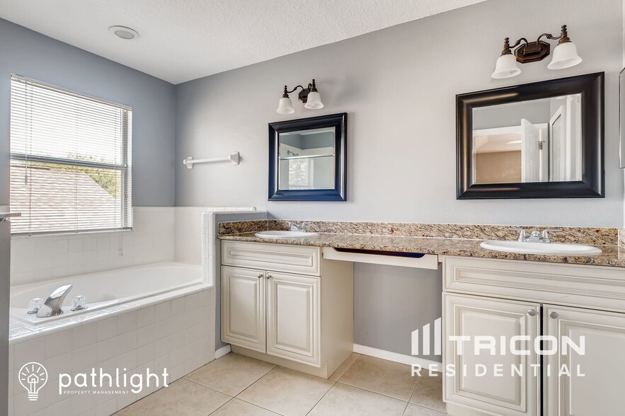 Building Photo - 102 Knights Hollow Dr