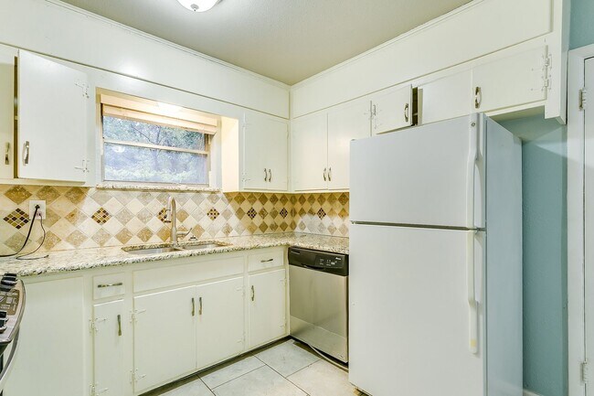 Building Photo - Ready for New Tenants- Large 3 bed, 2 bath...