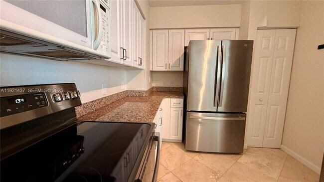 Building Photo - 1155 Brickell Bay Dr