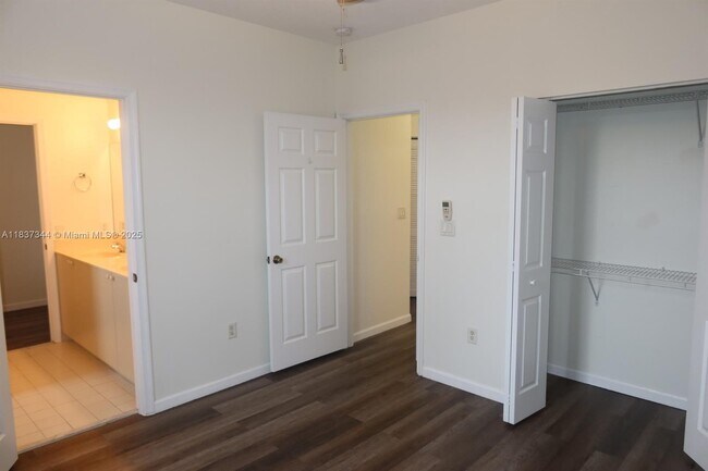 Building Photo - 185 Riverwalk Cir