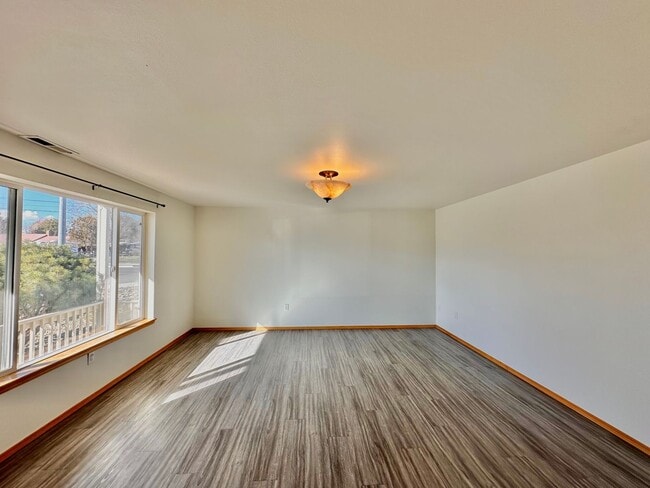 Building Photo - 4 Bedroom 3 Bathroom Home with Attached Garage, AC, and 2 Separate Living Areas!