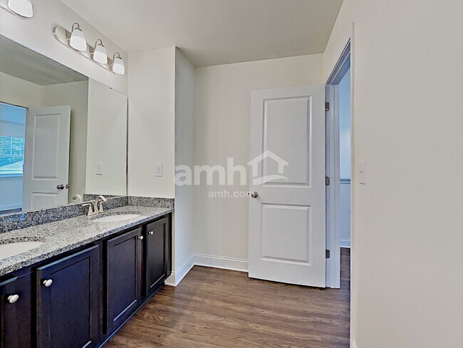 Building Photo - 142 Willowbrook Dr