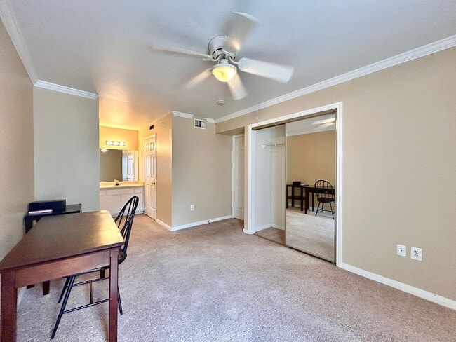 Building Photo - Light-Filled 2BR/2BA with Balcony in Austin