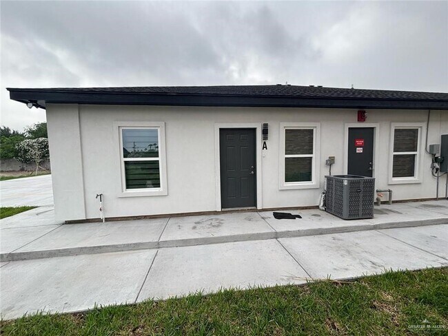 Building Photo - 3201 S 6th Ln