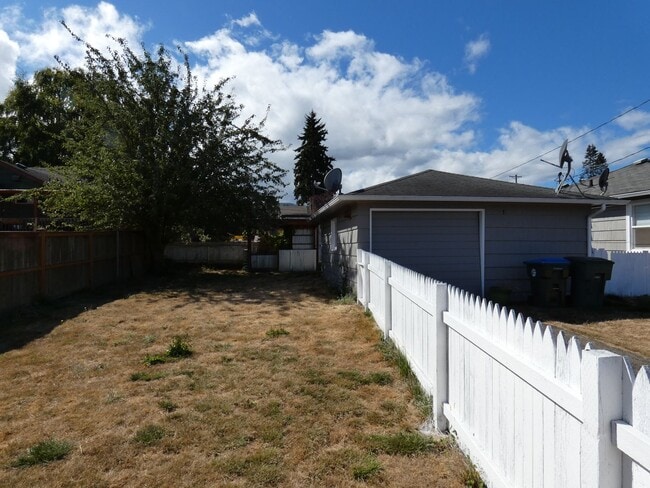 Building Photo - Centrally Charming