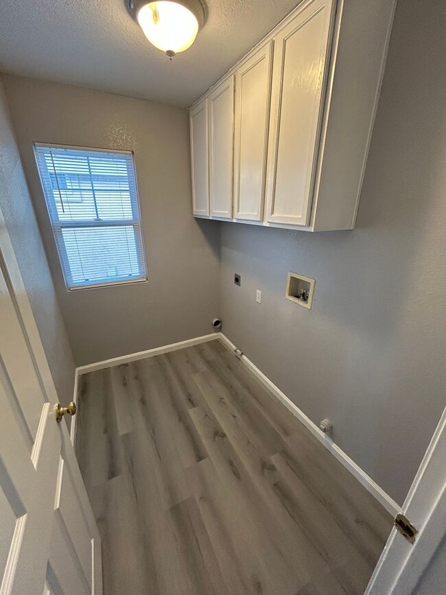 Building Photo - Newly Renovated 4 Bed 3 Bath Brentwood Home