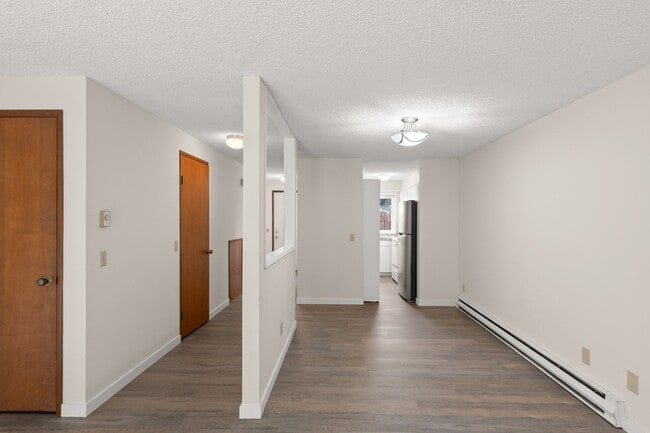 Building Photo - END UNIT!!  2 BEDROOM & 1 .5 BATH TOWNHOUSE