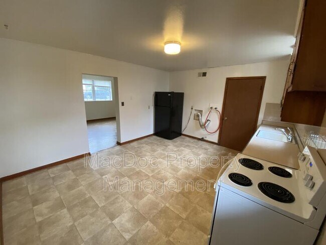 Building Photo - 423 Hill St