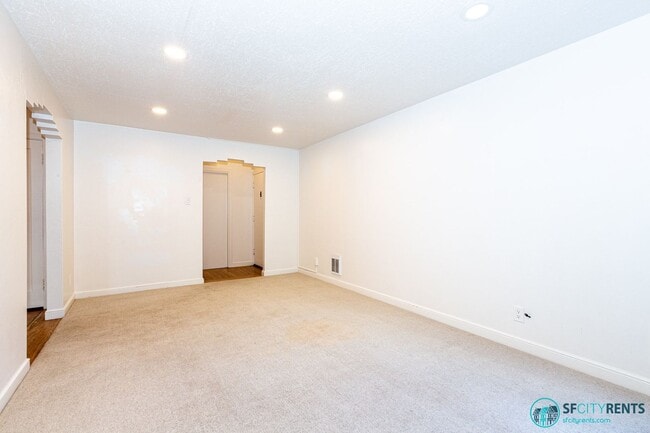 Building Photo - Marina: 1 Bedroom Garden Apartment w/ Private Patio