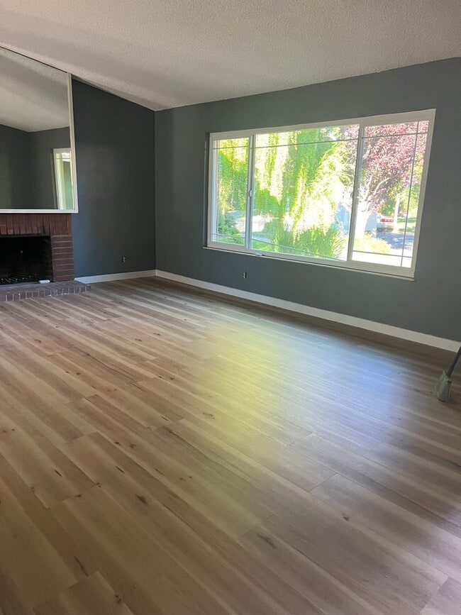 Building Photo - 4Bedroom House