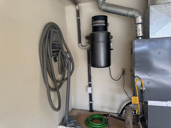 Building Photo - 1675 Round Mountain Cir