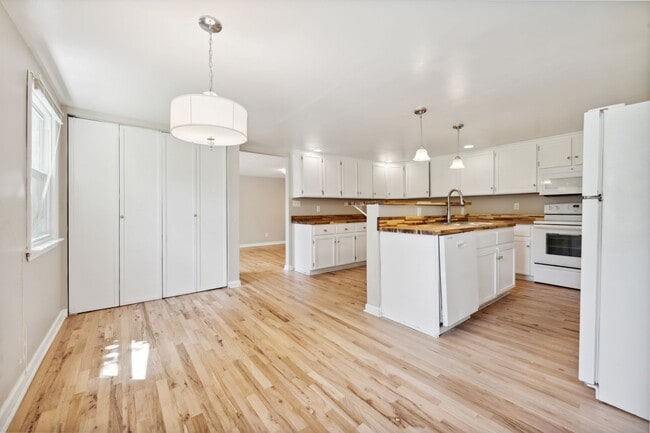 Building Photo - Beautifully Renovated 4 Bedroom 2 Bath in South Raleigh