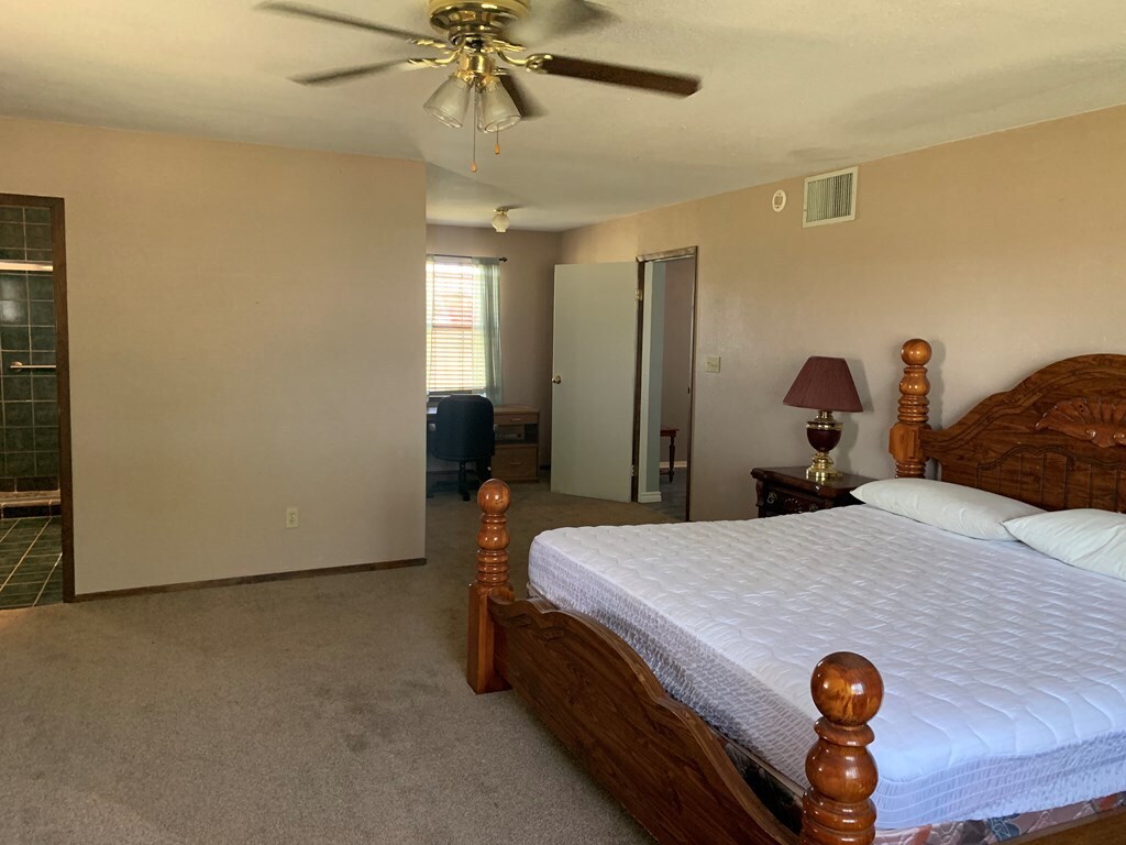 Building Photo - 984 E Schirra Dr