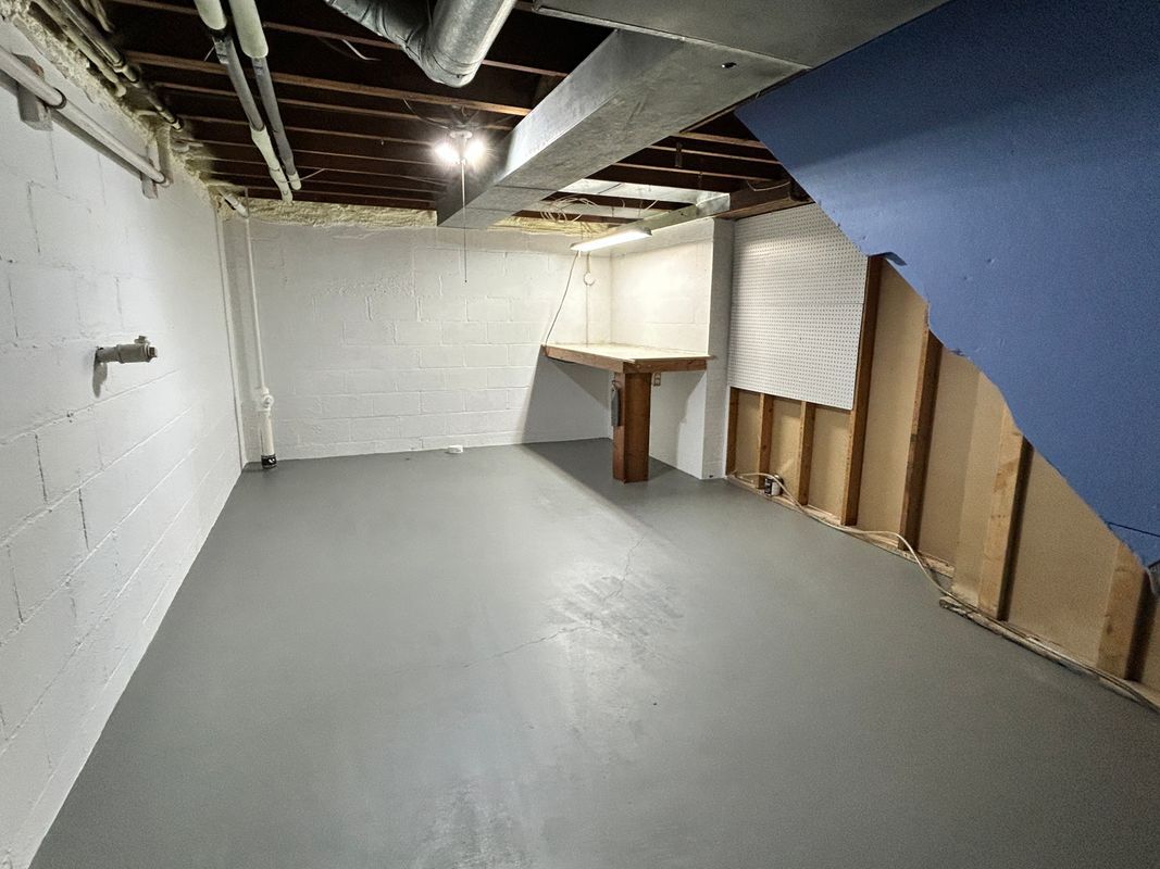 Building Photo - 1731 Deckner Ave