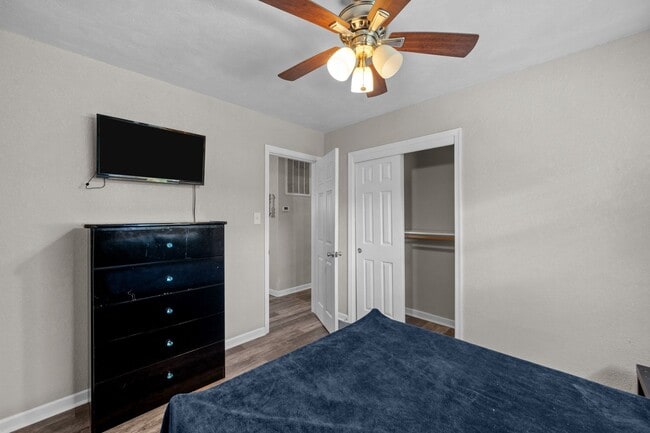 Building Photo - Spacious 4-Bedroom Home with Modern Updates