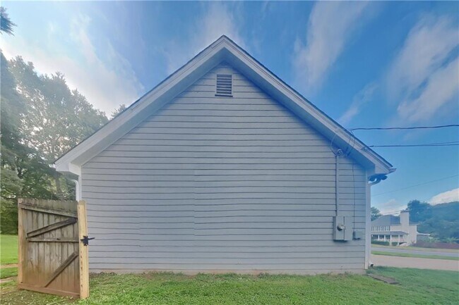 Building Photo - 1704 Cum Laude Way