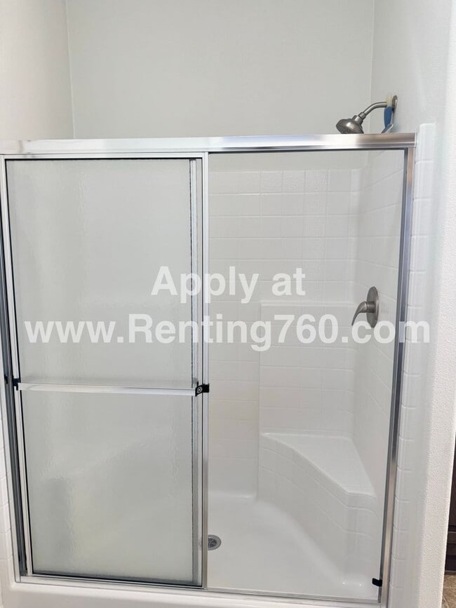 Building Photo - Huge 4 Bedroom Home!!