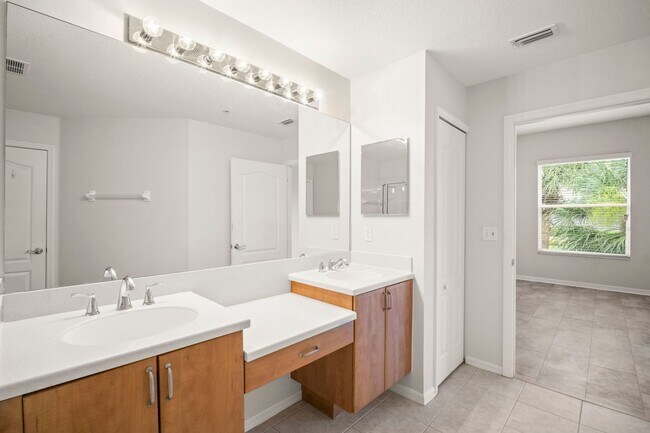 Building Photo - Beautiful Townhome in Laguna lakes 3 bedro...