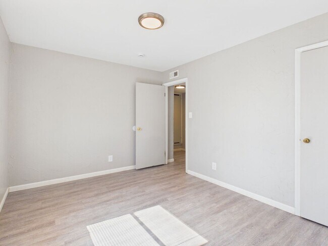 Building Photo - ~ALL BILLS PAID! 2 bedroom Duplex for rent! ~