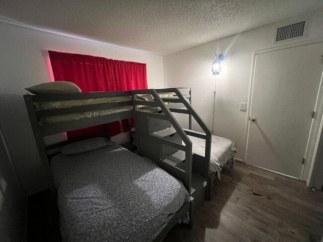 Building Photo - 3-bedroom 2 baths home