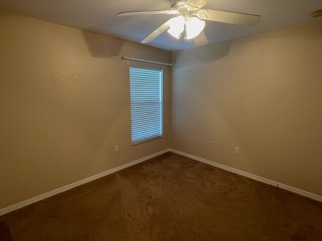 Building Photo - Beautiful 3/2 Fenced in Single Family Home...