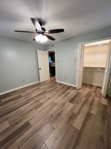 Building Photo - 509 E 7th St