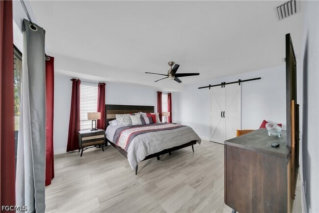 Building Photo - 299 Rotonda Cir