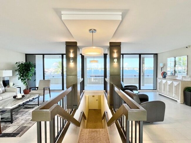 Building Photo - 132 Lakeshore Dr