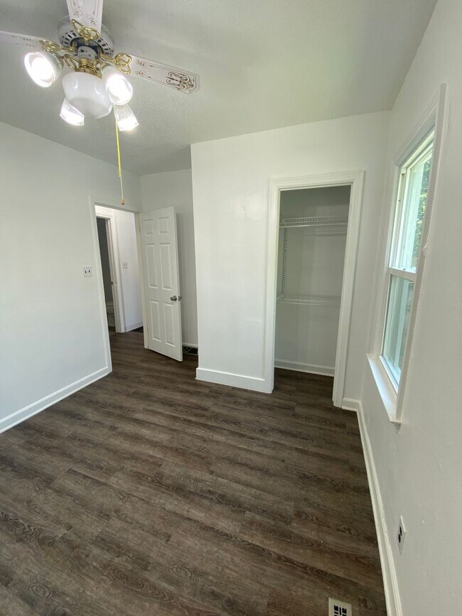 Building Photo - Updated 2 Bedroom 1 Bath