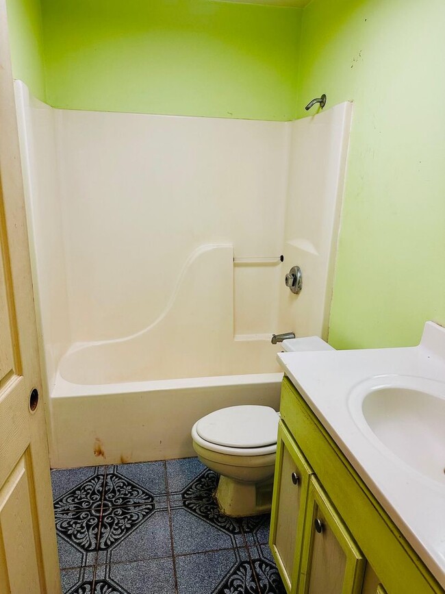 Building Photo - A Great 2 bed/1 bath Home in Pine White Hall!