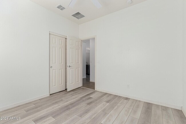 Building Photo - 476 W Honey Locust Ave