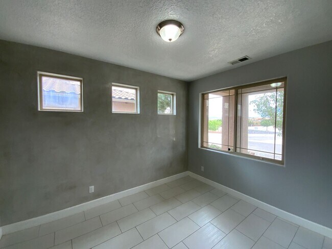 Building Photo - 3 Bedroom & An Office Luxury Home Availabl...