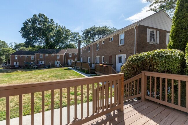 Building Photo - 240 Sunnyridge Ave