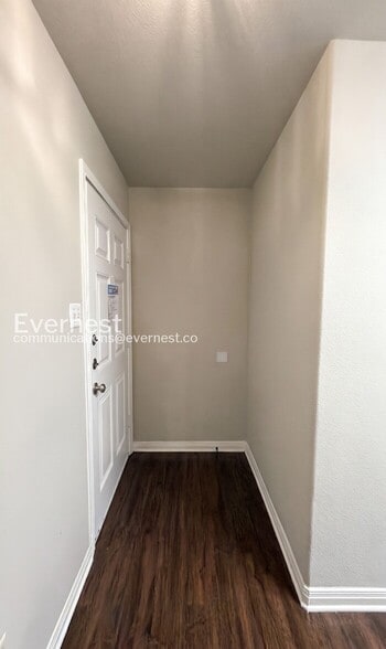 Building Photo - 1011 Iola Dr