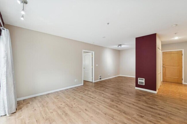 Building Photo - 2 bedroom in Kirkland WA 98034