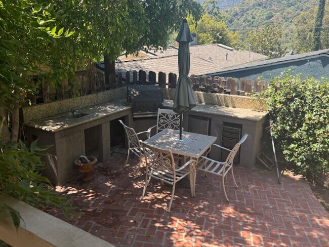 Building Photo - La Crescenta 3 bedroom 2 bath updated home.