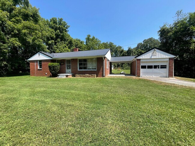 Primary Photo - 2 Bedroom / 1 Bath Brick Home Jonesborough...