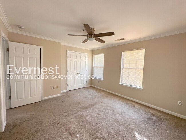 Building Photo - 2 Bed/1.5 Bath Townhome with Garage / Vouchers Accepted / Available Now!