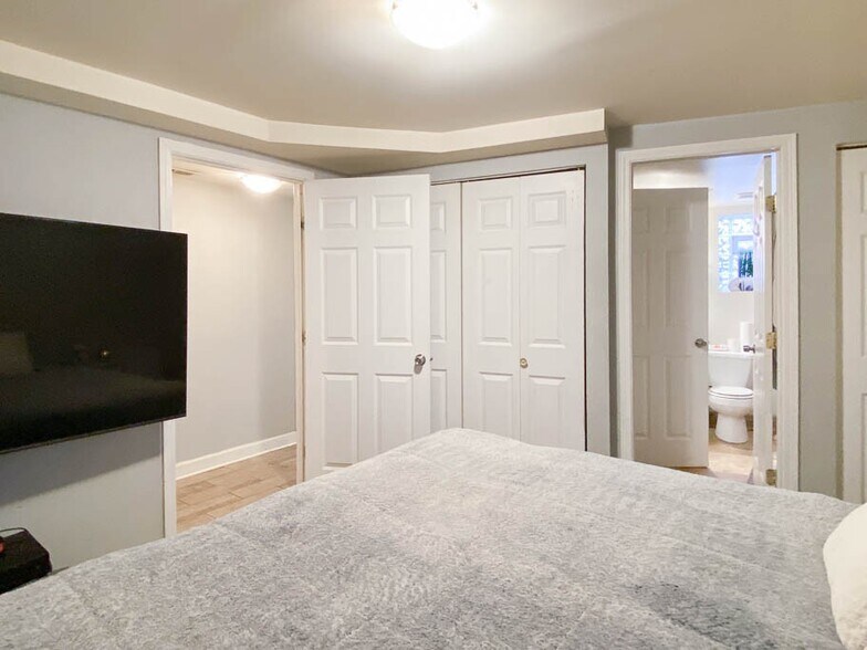 Building Photo - 1708 W Wallen Ave