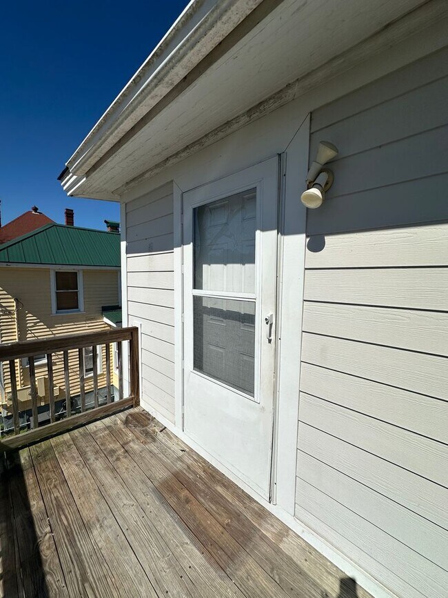 Building Photo - 319 W 2nd St