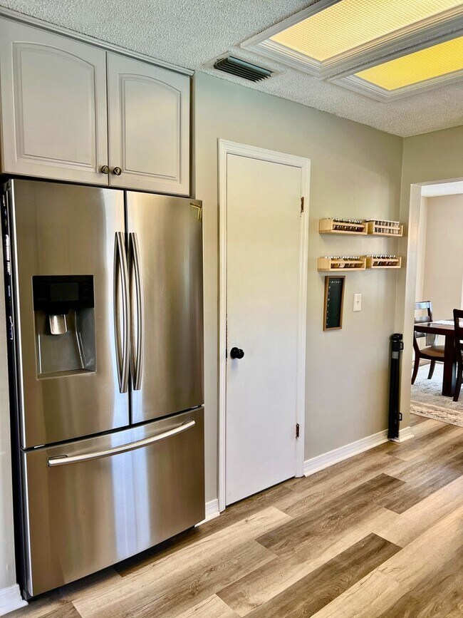 Building Photo - Charming 3-Bedroom Home with Modern Upgrad...
