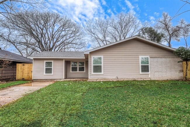 Building Photo - 5755 Heron Dr