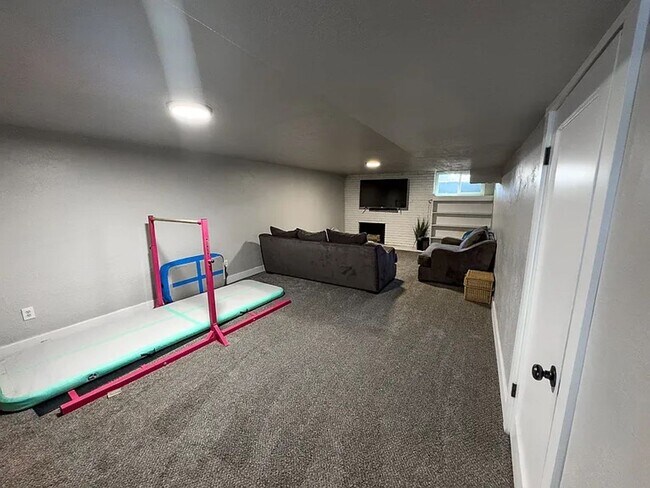 Building Photo - Beautifully updated 5 Bed / 2 Bath Home wi...