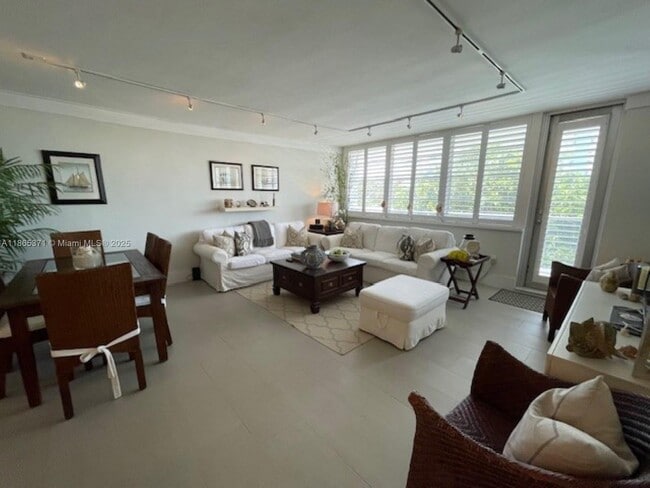 Building Photo - 5313 Collins Ave