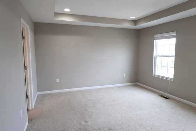 Building Photo - 1899 Lakecrest Dr