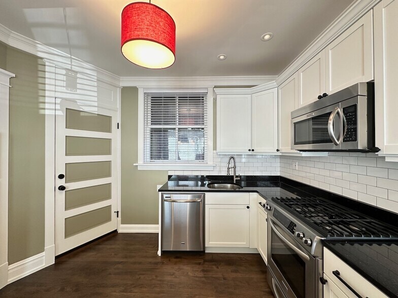 Building Photo - 1915 W Berenice Ave