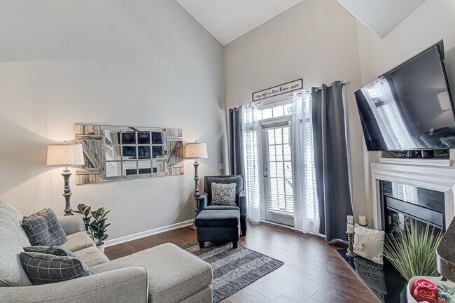 Building Photo - Beautiful 3BR/2BA Townhome in Winston-Salem