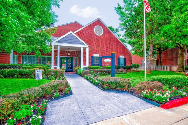 Building Photo - Greenbriar Apartments